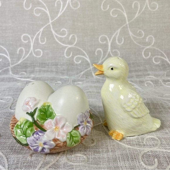NEW vVintage 2001 Duckling with Flowers & Eggs porcelain Salt and Pepper set. - Picture 2 of 7